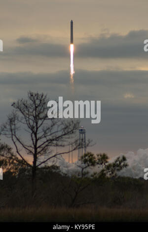 El vehículo de lanzamiento orbital Antares ATK despega de Launch Pad 0 desde el cosmódromo de Mid-Atlantic Regional en la ruta para el reabastecimiento de la Estación Espacial Foto de stock