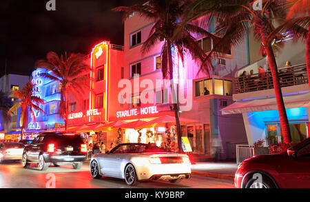 Edificios Art Deco de Ocean Drive iluminado al atardecer en Miami Beach.