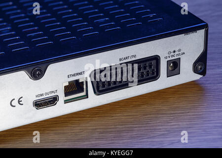 Zócalos de conexión en la parte posterior de un TV el grabador con disco  duro Fotografía de stock - Alamy