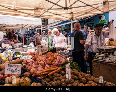 Calado de verduras en el mercado de Keswick, en el distrito de los lagos del norte de Inglaterra Foto de stock