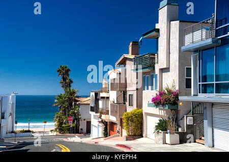 Forro de casas modernas de una calle cerca de Manhattan Beach, California  en un día soleado cielo azul Fotografía de stock - Alamy