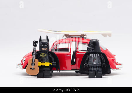 Lego Batman con darth vader sosteniendo una guitarra aislado sobre fondo  blanco Fotografía de stock - Alamy