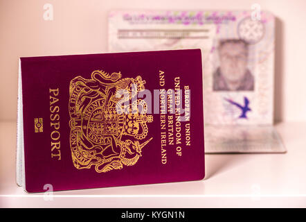 Pasaportes británicos con uno abierto mostrando una foto borrosa página. Cada pasaporte estados: Unión Europea, Reino Unido de Gran Bretaña e Irlanda del Norte. Foto de stock