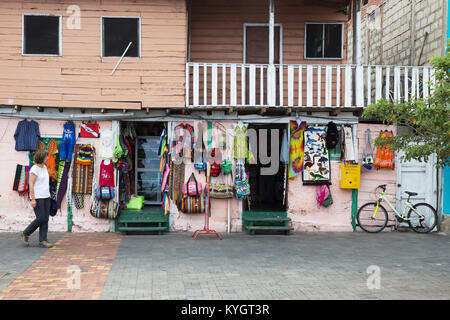 Las tiendas de la ciudad de San Cristóbal, la Isla San Cristóbal, Islas Galápagos, Ecuador Sudamérica Foto de stock