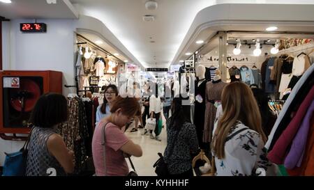Platinum Fashion Mall mayorista de ropa y accesorios de moda Phetchaburi  Road Bangkok Thailand Fotografía de stock - Alamy