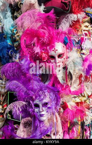 Máscaras de Carnaval ornamentado entre plumas vistosas en Venecia, Italia.