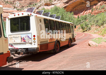 Springdale, Utah, EE.UU. - Junio 3, 2015: El Parque Zion Bus transporta turistas dentro del parque en el Lodge. Parque Nacional de Zion, Utah. Foto de stock