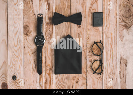 Juego de elegantes accesorios y ropa para hombre sobre fondo de madera  Fotografía de stock - Alamy