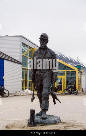 Estatua del minero en el viejo pueblo minero de Longyearbyen, en la isla de Spitsbergen, Svalbard, Noruega, Escandinavia Foto de stock