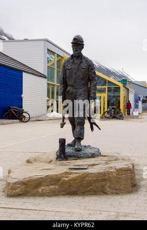 Estatua del minero en el viejo pueblo minero de Longyearbyen, en la isla de Spitsbergen, Svalbard, Noruega, Escandinavia Foto de stock