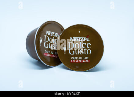 Largs, Escocia, Reino Unido - 14 de enero de 2018: Dos pequeñas recargas de  Nescafé' Dolce Gusto Cafeteras backgropund sobre un fondo blanco. Fast  becomong popular i Fotografía de stock - Alamy