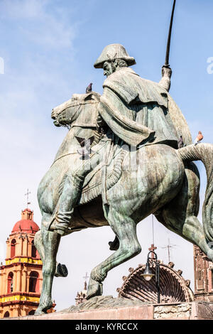 Una escultura de un marrón conquistador español sobre un caballo en San Miguel de Allende, México