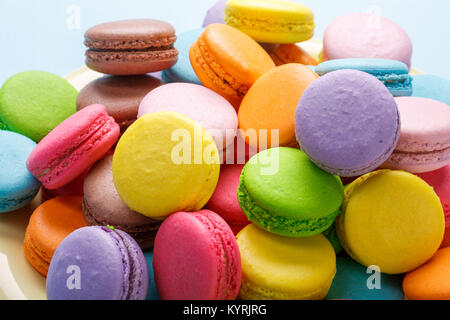 Coloridos macarons franceses. Café, chocolate, vainilla y frambuesa macarrones Foto de stock