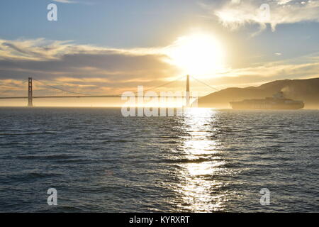 Buque portacontenedores NYK Constelación sale de San Francisco Bay bajo el puente Golden Gate en el atardecer.