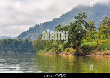 Paisaje ribereño en el río Nam Ou, en el norte de Laos Foto de stock