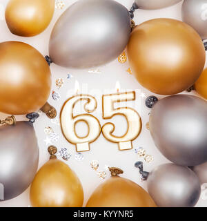 Fiesta de cumpleaños número 65 vela con globos de oro y plata Foto de stock