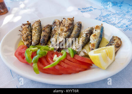 Mariscos, sardinas asadas sirven en la taberna tradicional griega. La isla de Naxos. Grecia.