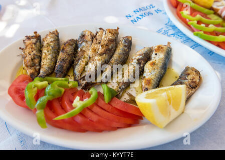 Mariscos, sardinas asadas servidos con verduras en la taberna tradicional griega. La isla de Naxos. Grecia.