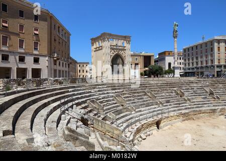 Lecce, Italia - El antiguo anfiteatro romano. Ciudad en la península de Salento.