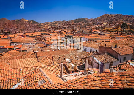 Vista aérea de los rojos tejados de edificios en Cusco, Peru. Foto de stock