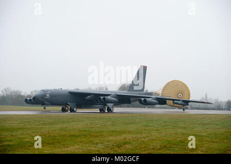 Un B-52 Stratofortress desplegando desde la base de la Fuerza Aérea Minot, N.D., taxis de la pista de aterrizaje de la RAF Fairford, Inglaterra, 9 de enero de 2018. Foto de stock