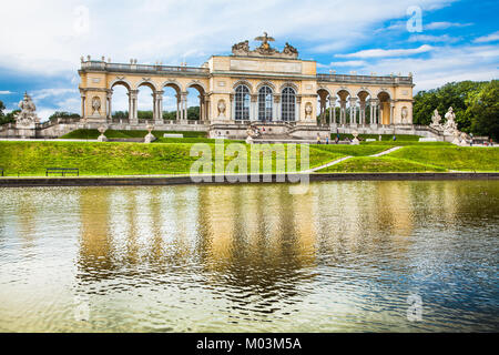 Hermosa vista del famoso Gloriette al palacio de Schonbrunn y jardines en Viena, Austria.