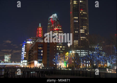 Londres, Reino Unido. 18 ene, 2018. Clara y fría noche en Londres bajo las estrellas con importantes edificios iluminados. Crédito: Malcolm Park/Alamy Live News.