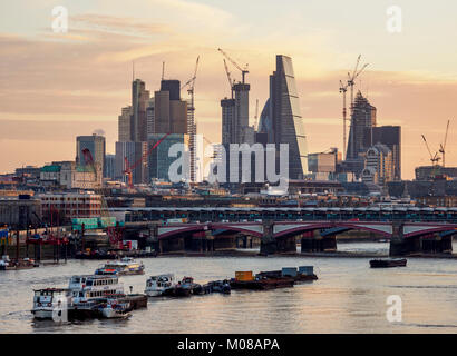 Vistas al Río Támesis hacia la ciudad de Londres al amanecer, London, England, Reino Unido Foto de stock