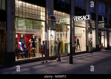 lanzador Rana Arbitraje VIENA, AUSTRIA - 4 DE SEPTIEMBRE de 2011: Tienda Versace en Viena. La  empresa de moda de lujo fundada en 1978 tiene sólo 82 boutiques en todo el  mundo, sólo en pres Fotografía de stock - Alamy