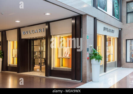 La Bvlgari o Bulgari joyería tienda en satinado, con techo de cristal  centro comercial lleno de tiendas de moda de lujo Fotografía de stock -  Alamy