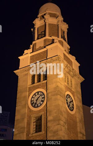 Jan 11, 2018 Hong Kong, China, Asia, la antigua estación de la torre del reloj de Tsim Sha Tsui en la noche Foto de stock