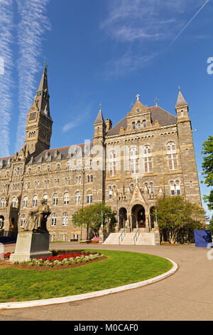 Georgetown University Plaza principal con la estatua de su fundador y Healy Hall en el fondo. Histórico edificio de la universidad en la mañana del graduati Foto de stock