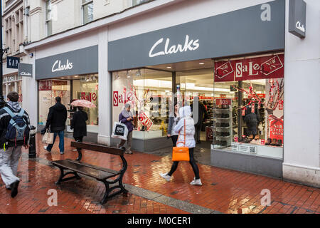 de Zapatos Clarks, Reading, Berkshire, Inglaterra, REINO Fotografía de stock - Alamy