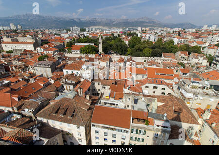 La histórica Ciudad Vieja de Split y más allá en Croacia son vistos desde arriba en un día soleado. Foto de stock