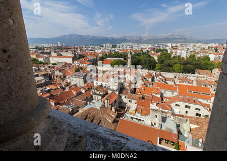 La histórica Ciudad Vieja de Split y más allá en Croacia son vistos desde arriba desde una torre en un día soleado. Foto de stock