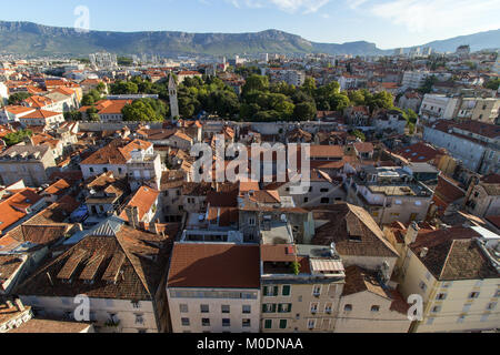 La histórica Ciudad Vieja de Split y más allá en Croacia son vistos desde arriba en un día soleado. Foto de stock