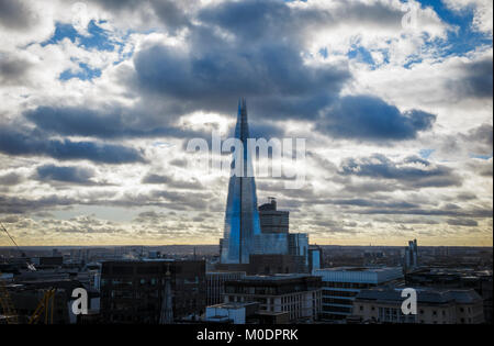 Propiedad Comercial e inmobiliario skyline: la azotea Vista del Shard, el edificio más alto de Londres, con la recolección de nubarrones, London SE1 UK Foto de stock