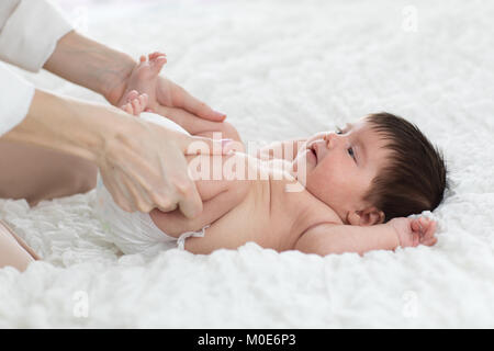 Bebé recién nacido está disfrutando el masaje de la madre. Foto de stock