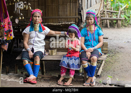 Asia,Tailandia,Chiang Mai,Ban Huay Pa Rai Hill Tribe,mujer de cuello largo