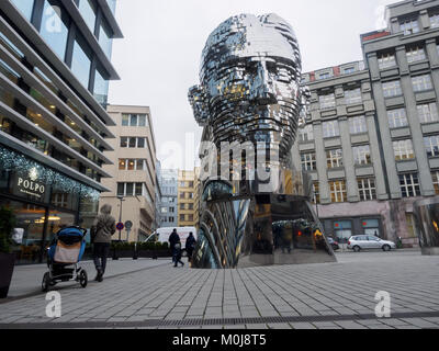 Praga, República Checa - 8 de enero de 2018. Instalación de arte moderno de la rotación de la cabeza metálica del escritor Franz Kafka Foto de stock