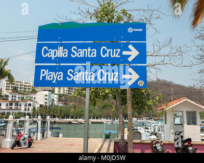Las señales de la carretera dirección en Santa Cruze a la playa y la Capilla Santa Cruz Huatulco, Oaxaca, México Foto de stock