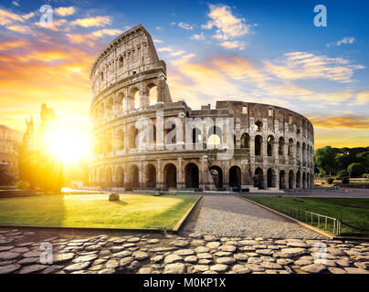 Vista del Coliseo de Roma y el sol de la mañana, Italia, Europa.