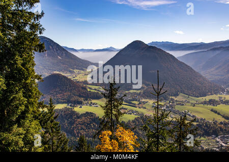 Vista desde la montaña Tressenstein, encima del Altaussee, en el Ausseerland, Estiria, Austria, Foto de stock