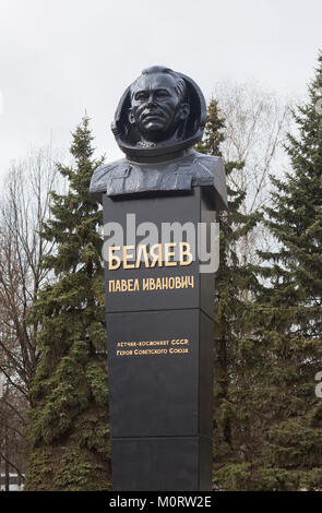 Vologda, Rusia - Mayo 7, 2014: Monumento cosmonauta Pavel Ivanovich Belyayev en Vologda Foto de stock