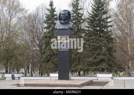 Vologda, Rusia - Mayo 7, 2014: Monumento cosmonauta Pavel Ivanovich Belyayev en Vologda Foto de stock