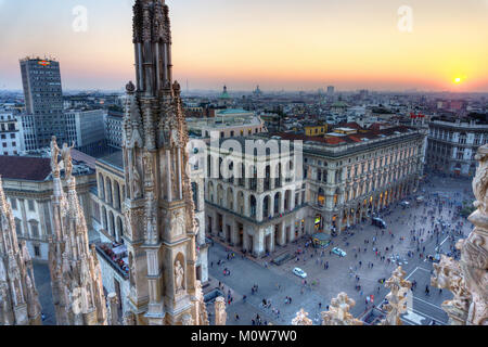 Italia, Lombardía,Milán,Museo del Novecento, visto desde el techo del Duomo Foto de stock