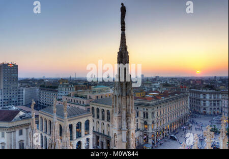 Italia, Lombardía,Milán,Museo del Novecento, visto desde el techo del Duomo Foto de stock