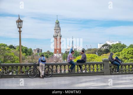 Argentina,Provincia de Buenos Aires,Buenos Aires,Torre Monumental a través del Memorial de Malvinas Foto de stock
