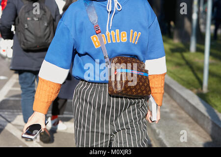 Milán - Enero 13: Mujer con bolsa de Louis Vuitton y suéter azul y naranja  antes de Emporio Armani Fashion Show, la Semana de la moda de Milán street  style Ja Fotografía de stock - Alamy