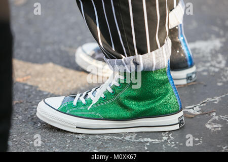 Milán - 13 de enero: el hombre con green Converse All Stars glitter zapatillas y pantalones a rayas en y negro antes de Diesel Gold Fashion Show, Mil Fotografía